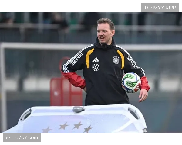 特写：纳格尔斯曼场边手持战术平板，频繁与助教交流